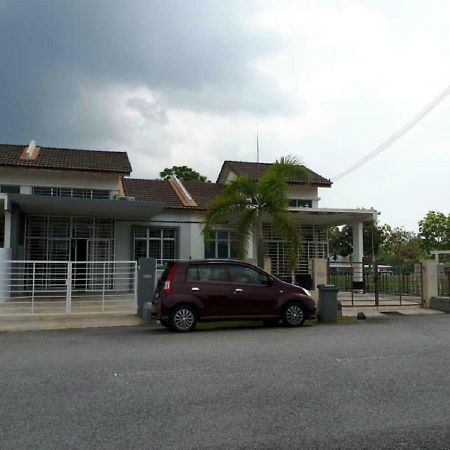 Lindanazri Homestay Mitc Melaka エクステリア 写真